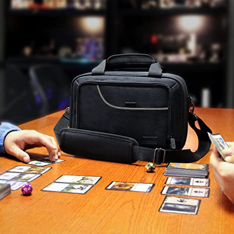 USA Gear XL Magic The Gathering MTG Deck Box Bag Travel Case - Grote MTG-kaart opbergtas met gewatteerde schouderriem, aanpasbare interieur, weerbestendig - past op dekdozen en mouwen kaarten - zwart